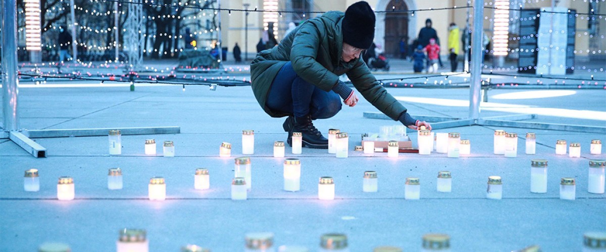 People lighting candles in memory of victims of deportations in Tallinn's Freedom Square. Source: Ken Mürk/ERR