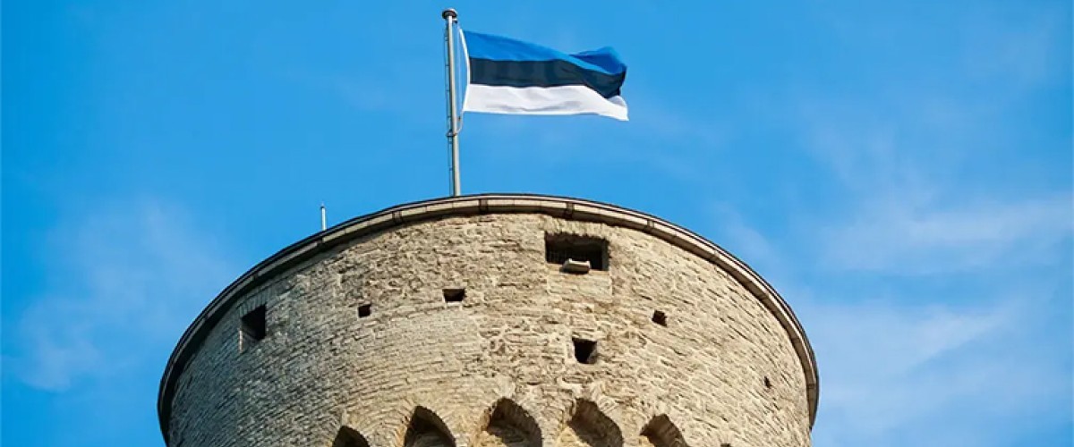 Eesti lipu päev algas sinimustvalge piduliku heiskamisega Toompeal
