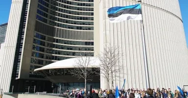 The diaspora community raising the Estonian flag at Toronto City Hall in Nathan Phillips Square on Estonian Independence Day. February 24, 2024. Source: Paul and Kai Kiilaspea/eestielu.ca