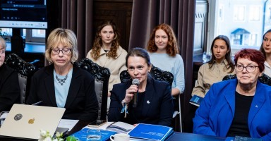 Ülemaailmse Eesti Kesknõukogu esimees Sirle Sööt Rüütelkonnahoones 10. Aprillil. 1954. aastal loodud ÜEKN ühendab ja esindab eestlasi väljaspool Eestit ning tugevdab sidemeid Eesti riigi, kodueestlaste ja diasporaa vahel.