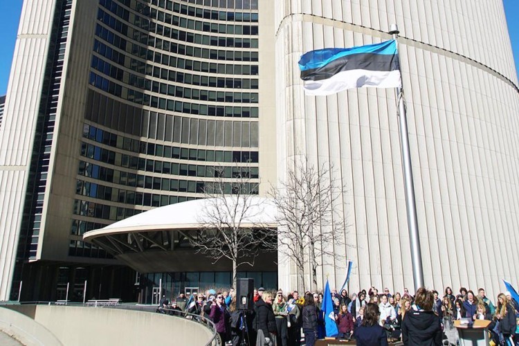 Eesti lipu heiskamine Toronto linnavalitsuse juures Eesti Vabariigi aastapäeval 24. veebruaril 2024. Autor/allikas: Paul ja Kai Kiilaspea/eestielu.ca