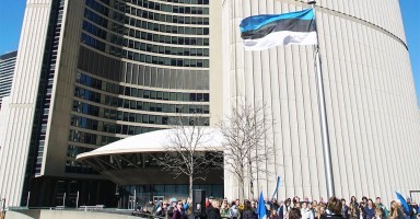 The diaspora community raising the Estonian flag at Toronto City Hall in Nathan Phillips Square on Estonian Independence Day. February 24, 2024. Source: Paul and Kai Kiilaspea/eestielu.ca