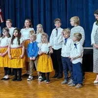 Kontserdiga esinesid  Chicago Eesti Kooli lapsed. Nad esitasid kaks tantsu – “Lipu tants” ja rahvatants – ning laulsid kaks  laulu: “ Üle ilma” (Curly Strings) ja „Elukoor”, laul mis oli kavas 2025 XXVIII Laulupeol “Iseoma”. Laulud said tugeva aplausi osaliseks ja meeldisid kuulajatele.