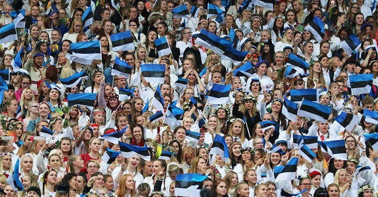 What is the total number of Estonians in the world?