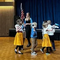 Krattide klass viis meid lühinäidendiga väikesele reisile Eestimaale, tutvustades erinevaid paiku meie armsal maal. Etendus kulmineerus kogu saali ühislauluga “Mu isamaa armas”.