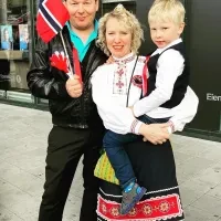 Stavangeri Eesti Segakoori juht Kersti Ala-Murr ühes Jaak Lutsoja ja nende poja Frankuga tähistamas Norra rahvuspüha 17. maid.
