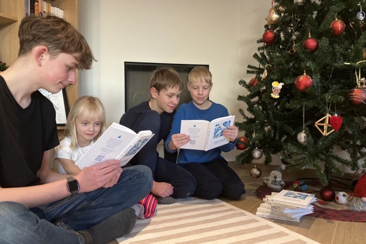 Belgias elavad Eesti lapsed Jõuluriimi raamatuga. 