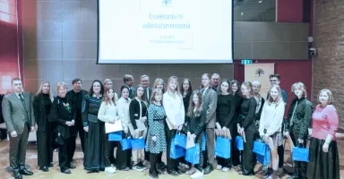 Suurpõgenemise teemalisest esseedekonkursist osavõtjad, korraldajad, toetajad, žüriiliikmed Riigikogu konverentsisaalis 14. märtsil toimunud auhinnaüritusel. Foto: Iivi Zajedova