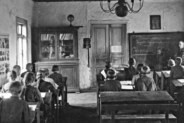 Eesti väljarändajate Salme kool Mustamere kubermangus aastal 1912. 