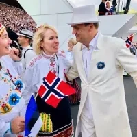 Stavangeri Eesti Segakoori juht Kersti Ala-Murr ja dirigent Hirvo Surva peale 2019. aasta Laulu- ja Tantsupeo rongkäiku laulukaare all.