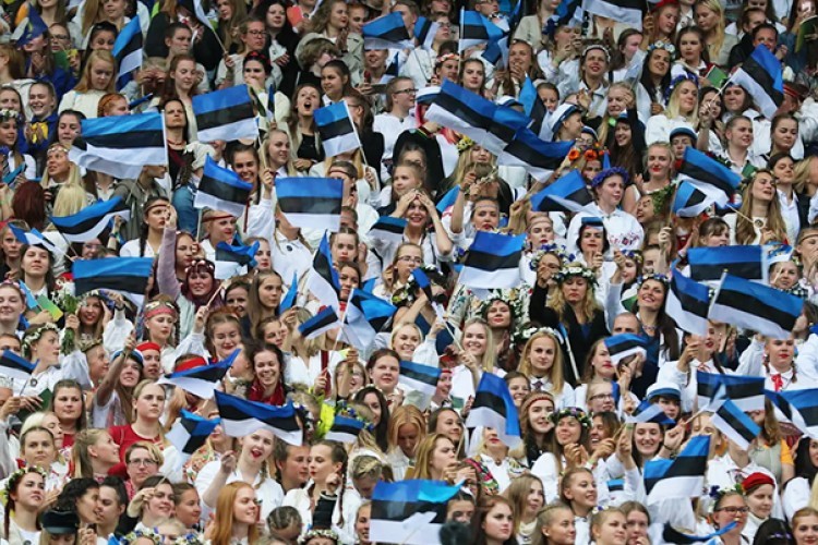 What is the total number of Estonians in the world?