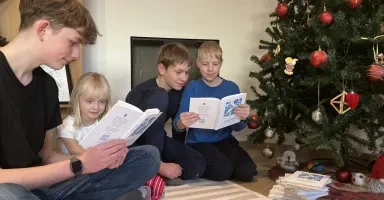 Belgias elavad Eesti lapsed Jõuluriimi raamatuga. 