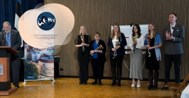 Lõpukõnes tänas Eesti Maja president Aarne Elias esinejaid, andes üle kaunilt kaunistatud kommipakid Eesti kooli õpilastele ning kaunid lilled õpetajatele ja esinejatele.