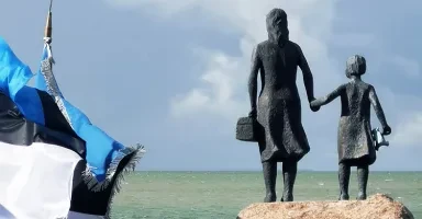 The statue commemorating those who fled Estonia in 1944 at Puise in Lääne County. 