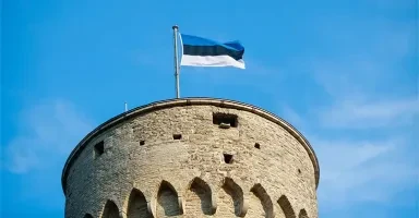 Eesti lipu päev algas sinimustvalge piduliku heiskamisega Toompeal
